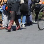 Personas caminando con diferentes calzados adecuados para cada actividad