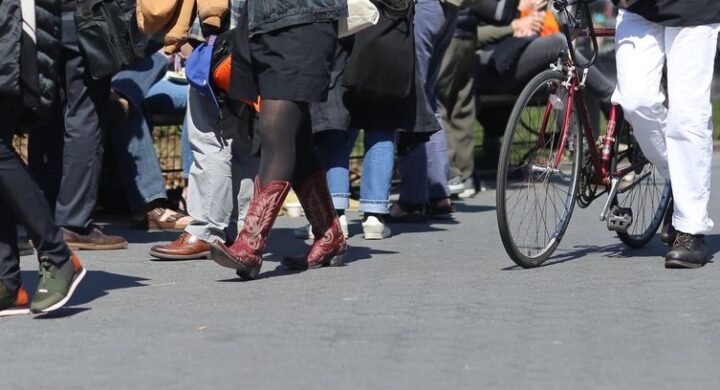Personas caminando con diferentes calzados adecuados para cada actividad