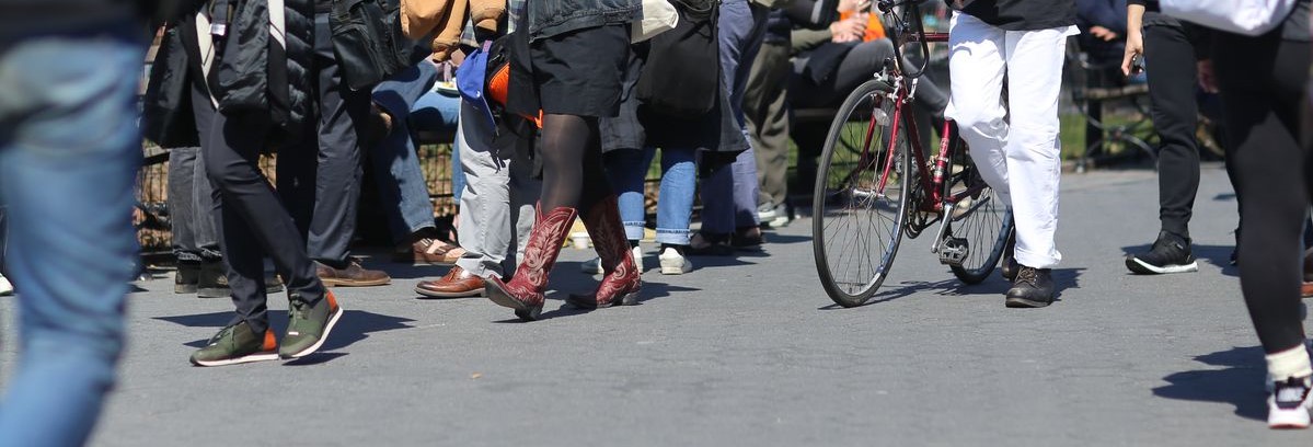 Personas caminando con diferentes calzados adecuados para cada actividad